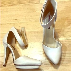 Nude ankle strap leather pumps